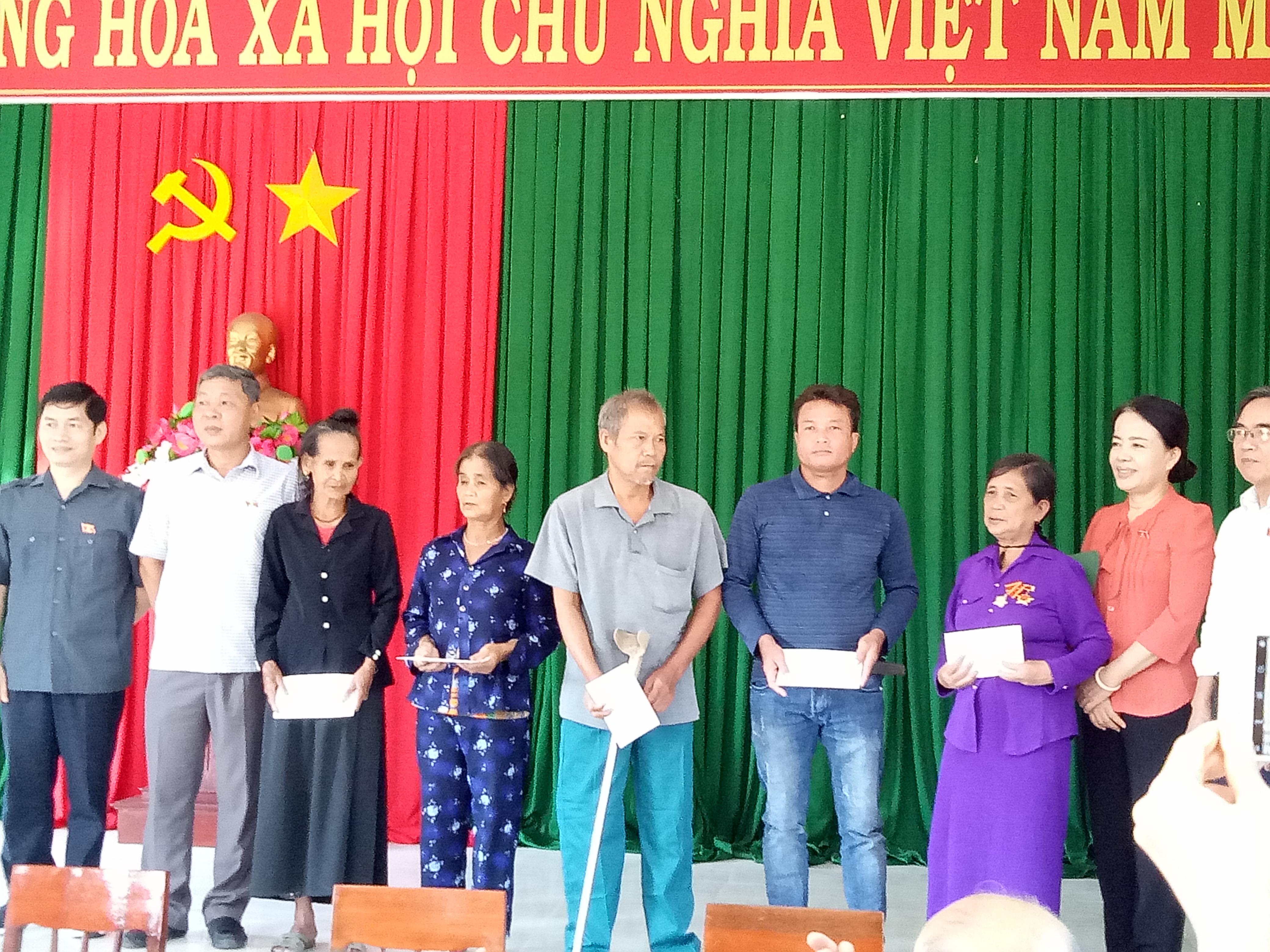 Các hộ gia đình có công với cách mạng xã Long Mai được nhận quà của Đoàn công tác