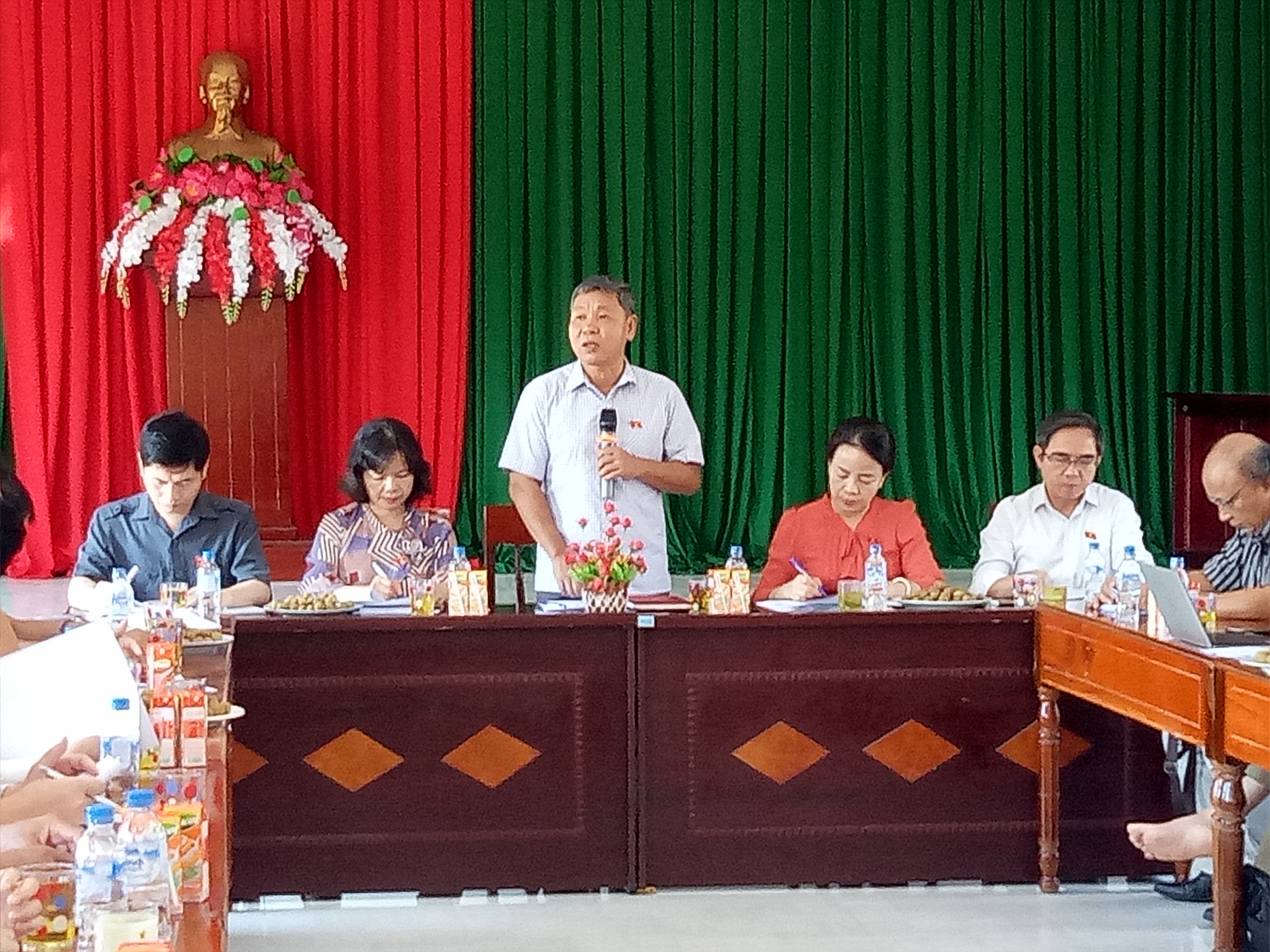 Đồng chí Nguyễn Hoàng Mai  - Phó Chủ nhiệm Ủy ban về các vấn đề xã hội của Quốc hội phát biểu tại buổi làm việc với xã Long Mai
